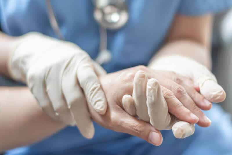 consultation chirurgien orthopédique paris 16 - pr eric roulot - examen clinique de la main Jouvenet