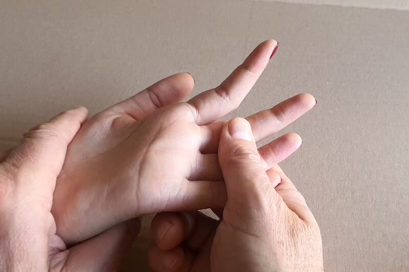Un exercice simple pour travailler l'extension du doigt après l'intervention