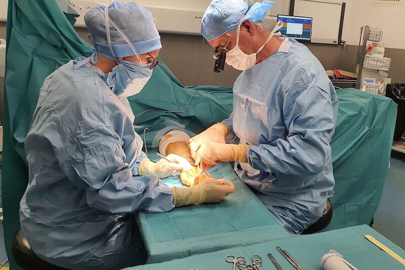 Intervention chirurgicale - Pr Eric Roulot- Clinique Jouvenet Paris